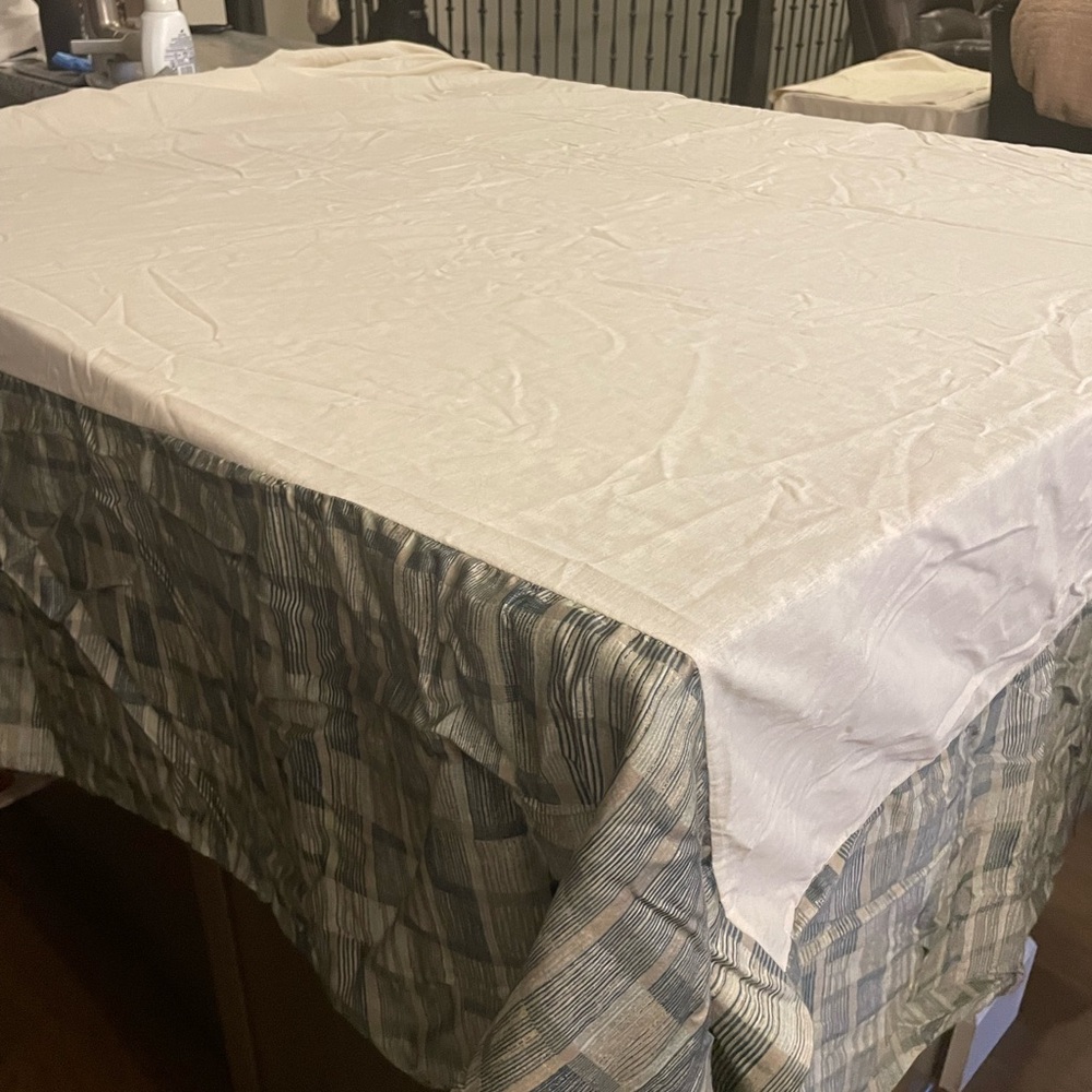 ✨ Fieldcrest Cannon Queen Bedskirt – Classic Neutral Pattern ✨